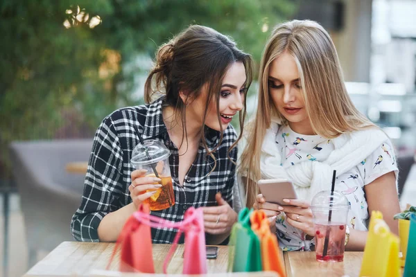 Mulheres Jovens Atraentes Com Sacos Compras Coloridos Usando Telefones Celulares — Fotografia de Stock