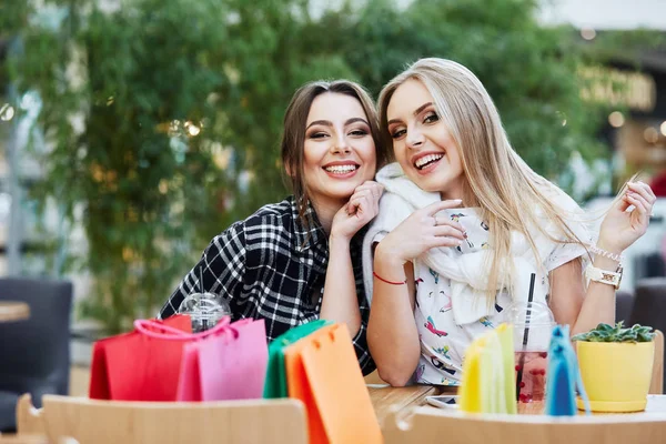 屋外のカフェでカラフルなショッピング バッグでポーズをとって幸せな女友達夏ショッピング概念 — ストック写真
