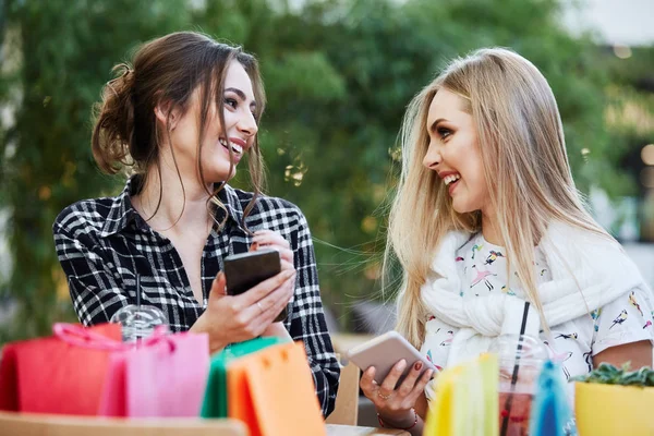 Mulheres Jovens Atraentes Com Sacos Compras Coloridos Café — Fotografia de Stock