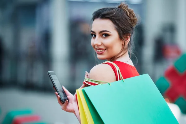 Brunetka Piękna Młoda Kobieta Kolorowe Torby Zakupy Pomocą Telefonu Komórkowego — Zdjęcie stockowe