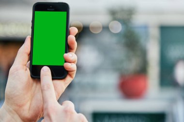 Erkek el cep telefonuyla yenilebilir yeşil ekran, portre 
