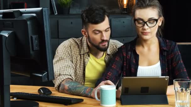 Jóvenes colegas discutiendo ideas — Vídeos de Stock