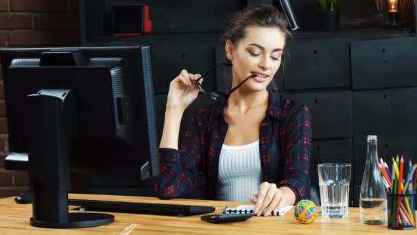 Schönes Mädchen, das mit PC arbeitet — Stockvideo