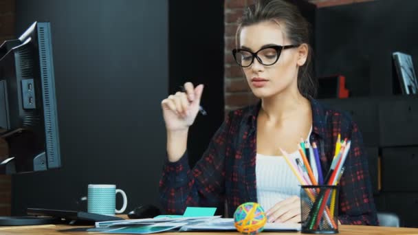 Hermosa chica trabajando con PC — Vídeos de Stock