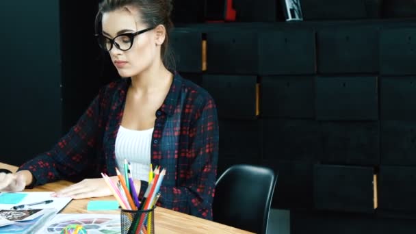 Arbeit im Büro allein Konzept — Stockvideo