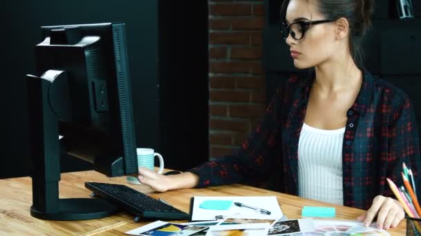 Schönes Mädchen, das mit PC arbeitet — Stockvideo