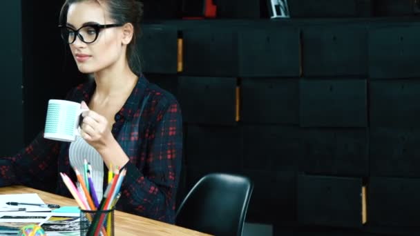 Arbeit im Büro allein Konzept — Stockvideo