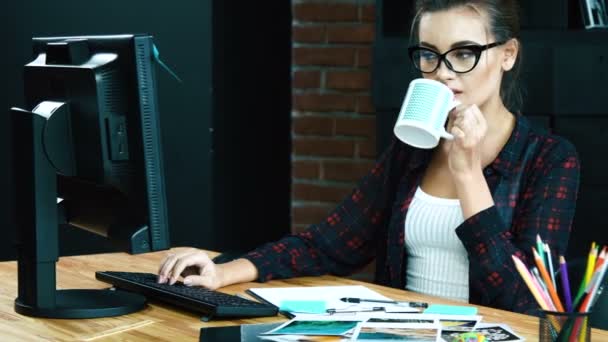 Hermosa chica trabajando con PC — Vídeos de Stock