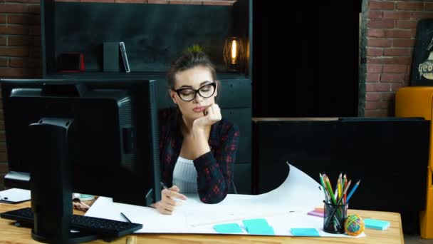 Office yalnız kavramında çalışma — Stok video