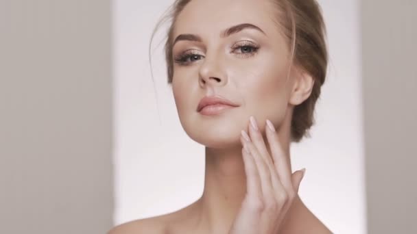 Hermosa chica en el fondo del estudio, concepto de belleza — Vídeo de stock