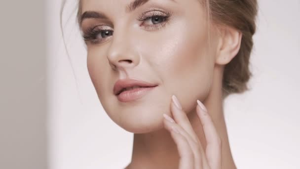 Cosmetología concepto de vídeo en el fondo del estudio — Vídeo de stock