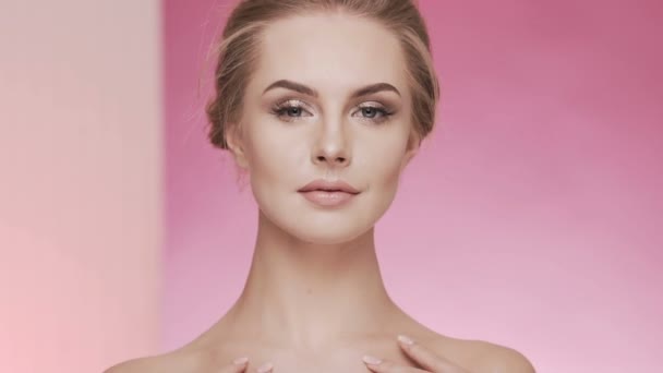 Schöne Mädchen Studio Hintergrund Beauty Konzept Berühren Hals Porträt — Stockvideo