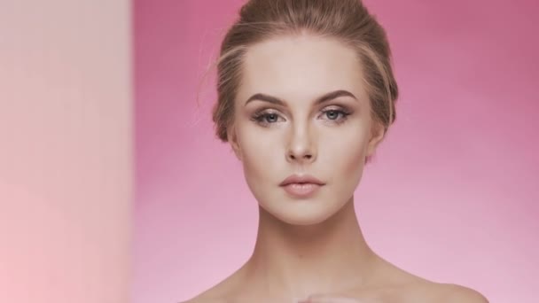 Kosmetické video koncept, zblízka portrétní — Stock video