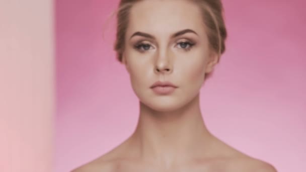Концептуальное видео косметологии на студийном фоне — стоковое видео
