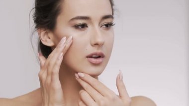 Stüdyo arka plan çekici esmer modeli