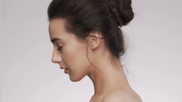 Close Retrato Maquiagem Modelo Olhando Para Câmera Posando Girando — Vídeo de Stock
