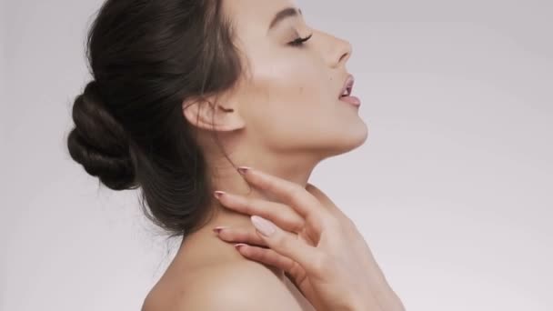 Närbild porträtt av make up-modell — Stockvideo