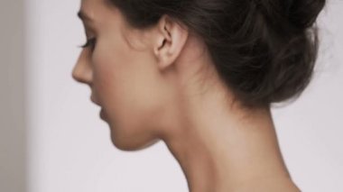 Stüdyo arka plan çekici esmer modeli