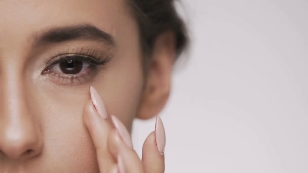 Nettes brünettes Mädchen posiert bei grauem Hintergrund — Stockvideo