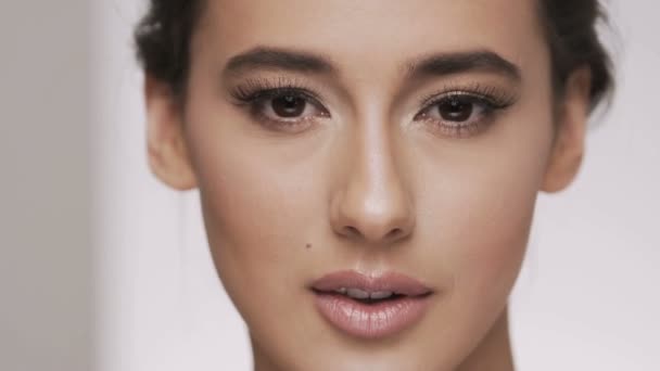 Close-up van portret van make-up model — Stockvideo