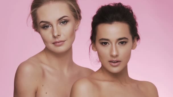 Concept vidéo beauté avec deux jeunes filles — Video