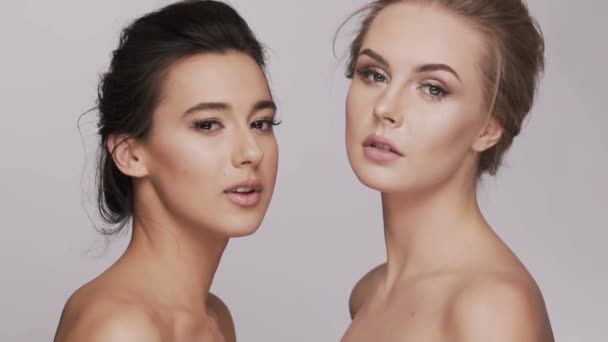 Skönhet video koncept med två unga flickor — Stockvideo