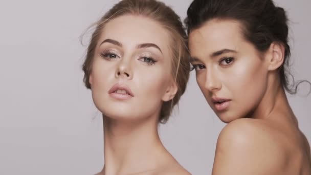 Concepto de vídeo de belleza con dos chicas jóvenes — Vídeo de stock