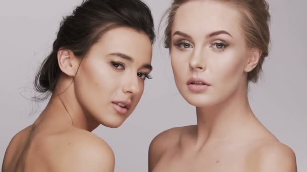 Dos Chicas Atractivas Fondo Del Estudio Concepto Video Belleza Cuidado — Vídeo de stock