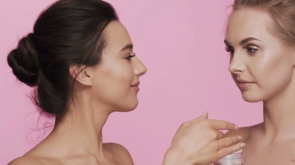 Beleza conceito de vídeo com duas meninas — Vídeo de Stock