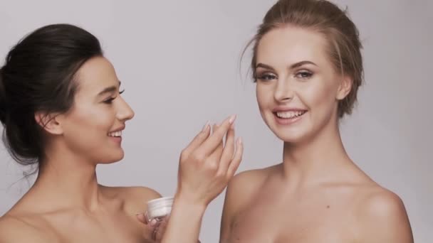 Concept vidéo beauté avec deux jeunes filles — Video