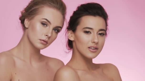 Concepto de vídeo de belleza con dos chicas jóvenes — Vídeo de stock