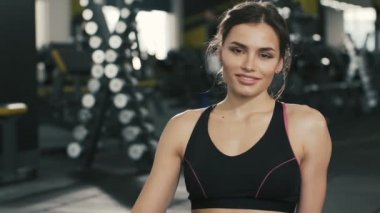 Spor salonunda güzel kız portresi kapatın