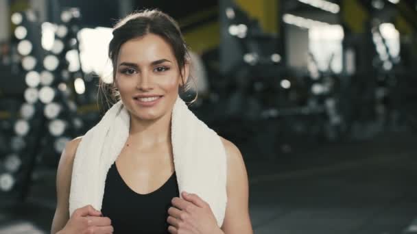 Pretty brunette girl at gym — Stock Video