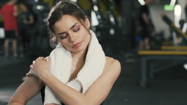 Hermosa chica deportiva en el fondo del gimnasio — Vídeos de Stock