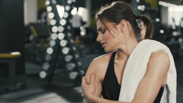 Attracttive 年轻女孩在健身房背景下摆姿势 — 图库视频影像