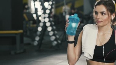 Attracttive genç kız vasıl jimnastik salonu geçmiş poz