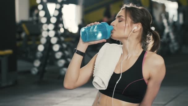 美丽的运动女孩在健身房背景 — 图库视频影像