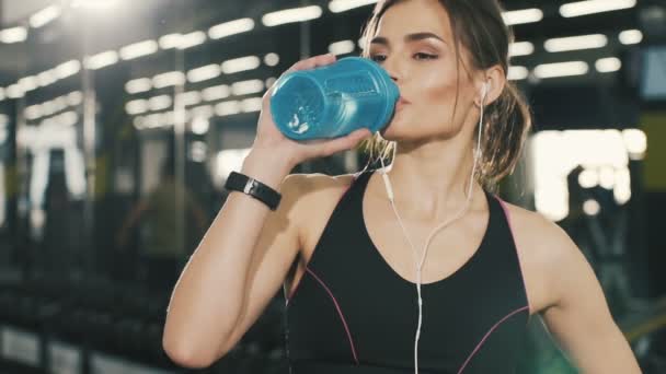 Linda chica morena en el gimnasio — Vídeo de stock