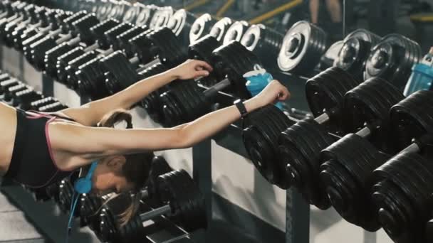 Portret Ładna dziewczyna w siłowni z bliska — Wideo stockowe