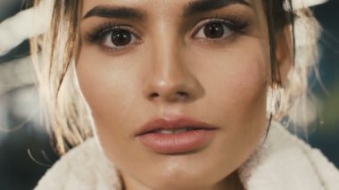 Spor salonunda güzel kız portresi kapatın