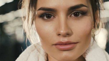 Attracttive genç kız vasıl jimnastik salonu geçmiş poz