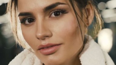 Güzel esmer kız vasıl jimnastik salonu