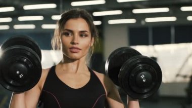 Spor salonunda güzel kız portresi kapatın