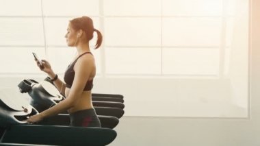 Sevimli Genç kız, spor salonu arka plan yapıyor