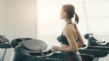 Sevimli Genç kız, spor salonu bacground egzersizleri yapıyor