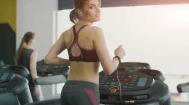 Güzel kız spor salonunda koşu