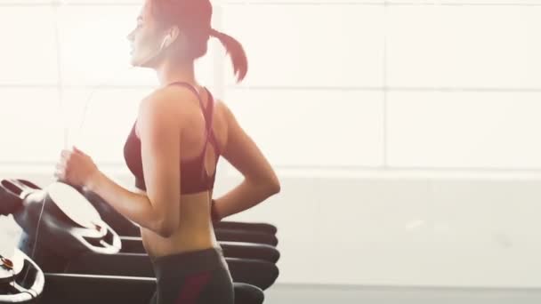 Chica en forma corriendo en el gimnasio — Vídeos de Stock