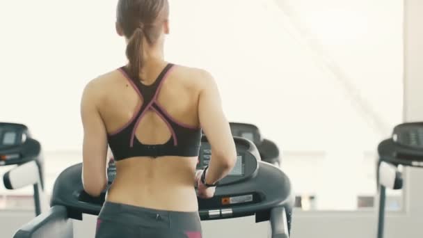 Courir concept vidéo avec belle fille — Video