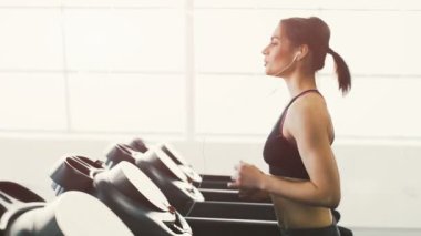 Sevimli Genç kız spor salonunda egzersizleri yapıyor