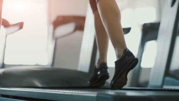 漂亮女孩在健身房慢跑 — 图库视频影像